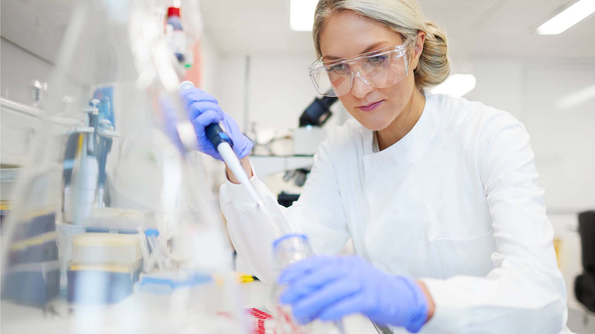 Dr Megan Rossi in lab