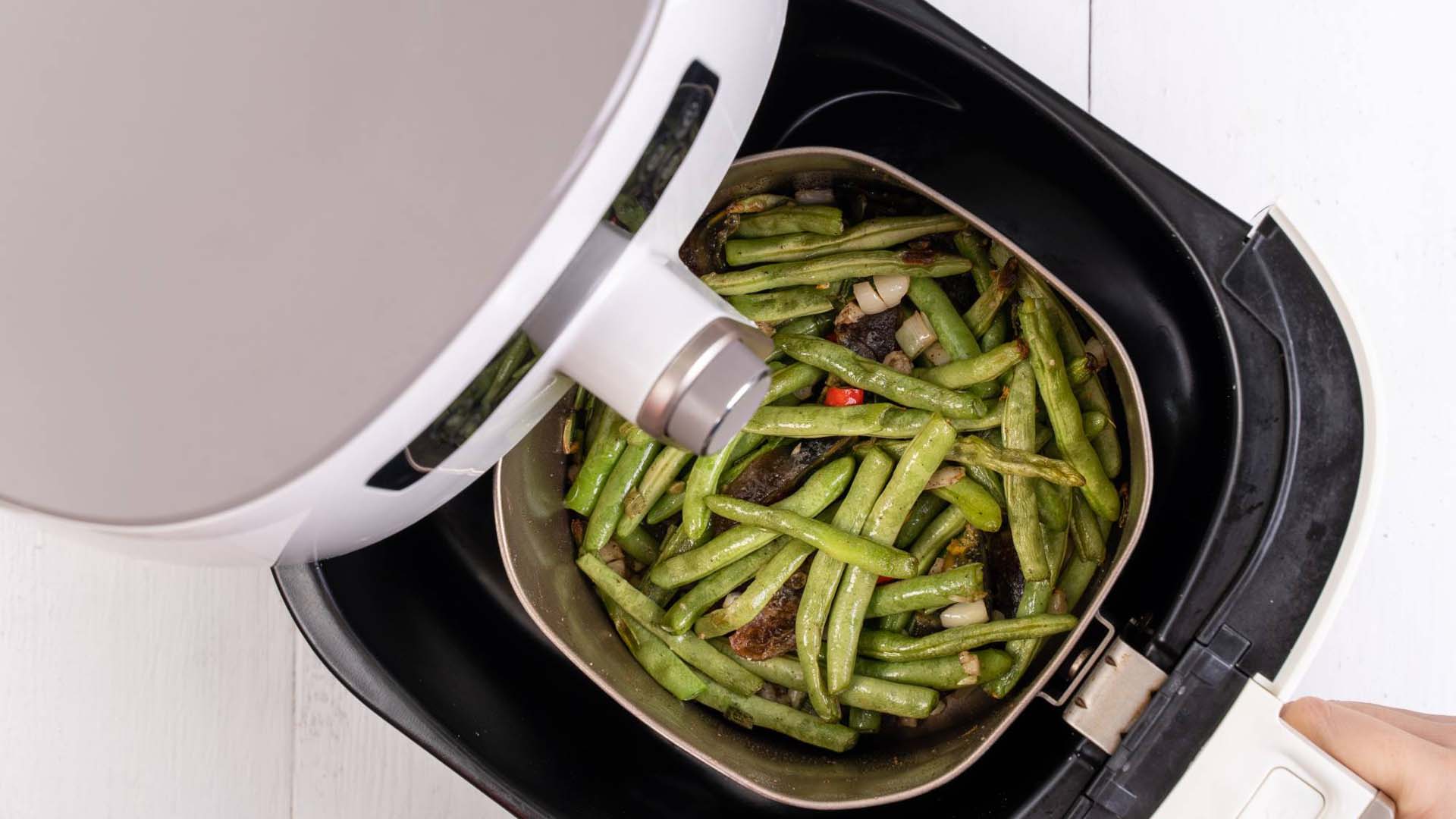 green beans in an air fryer aerial view
