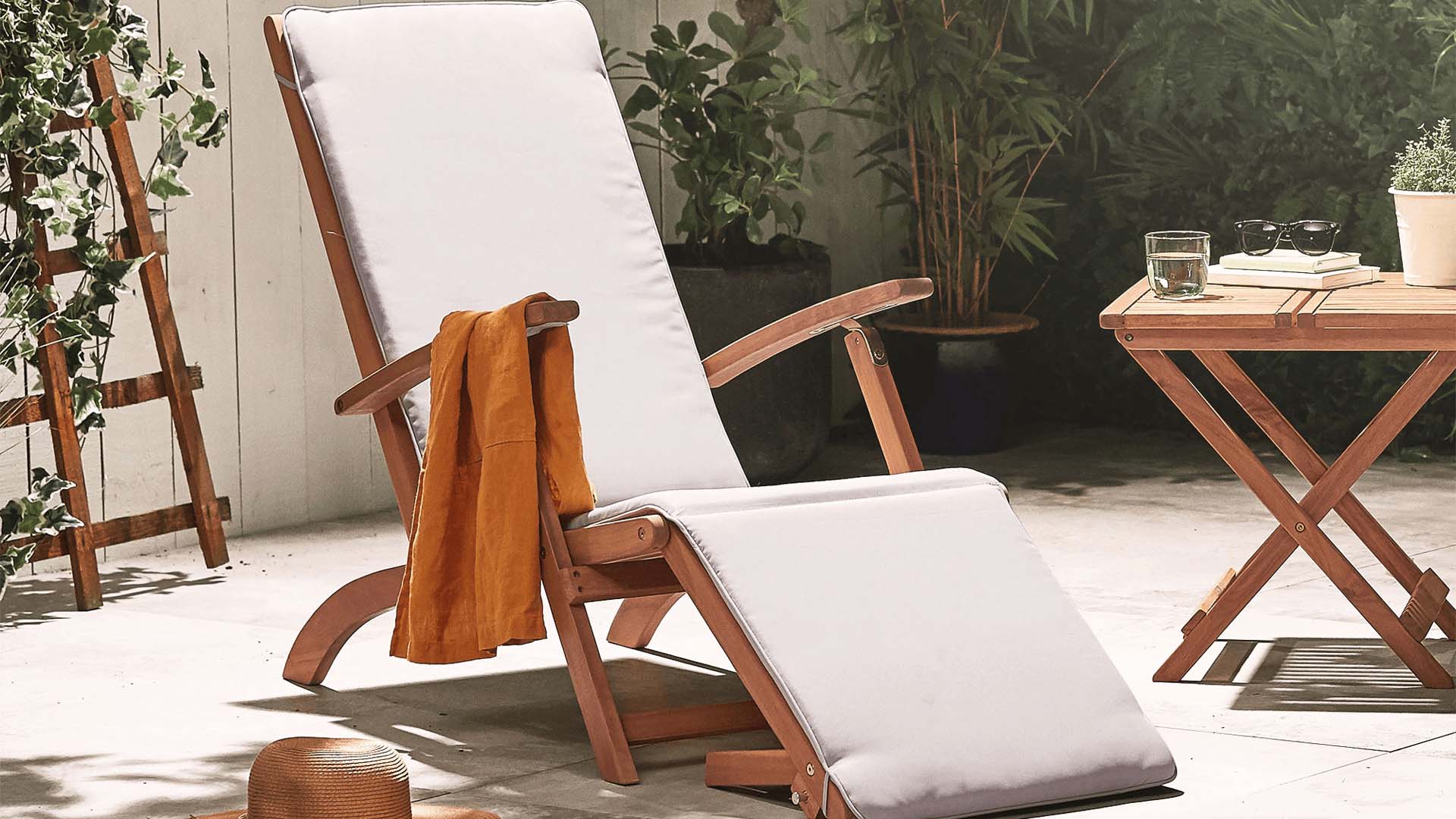 Sun lounger style garden corner, recline chair with detachable cushion and coffee table