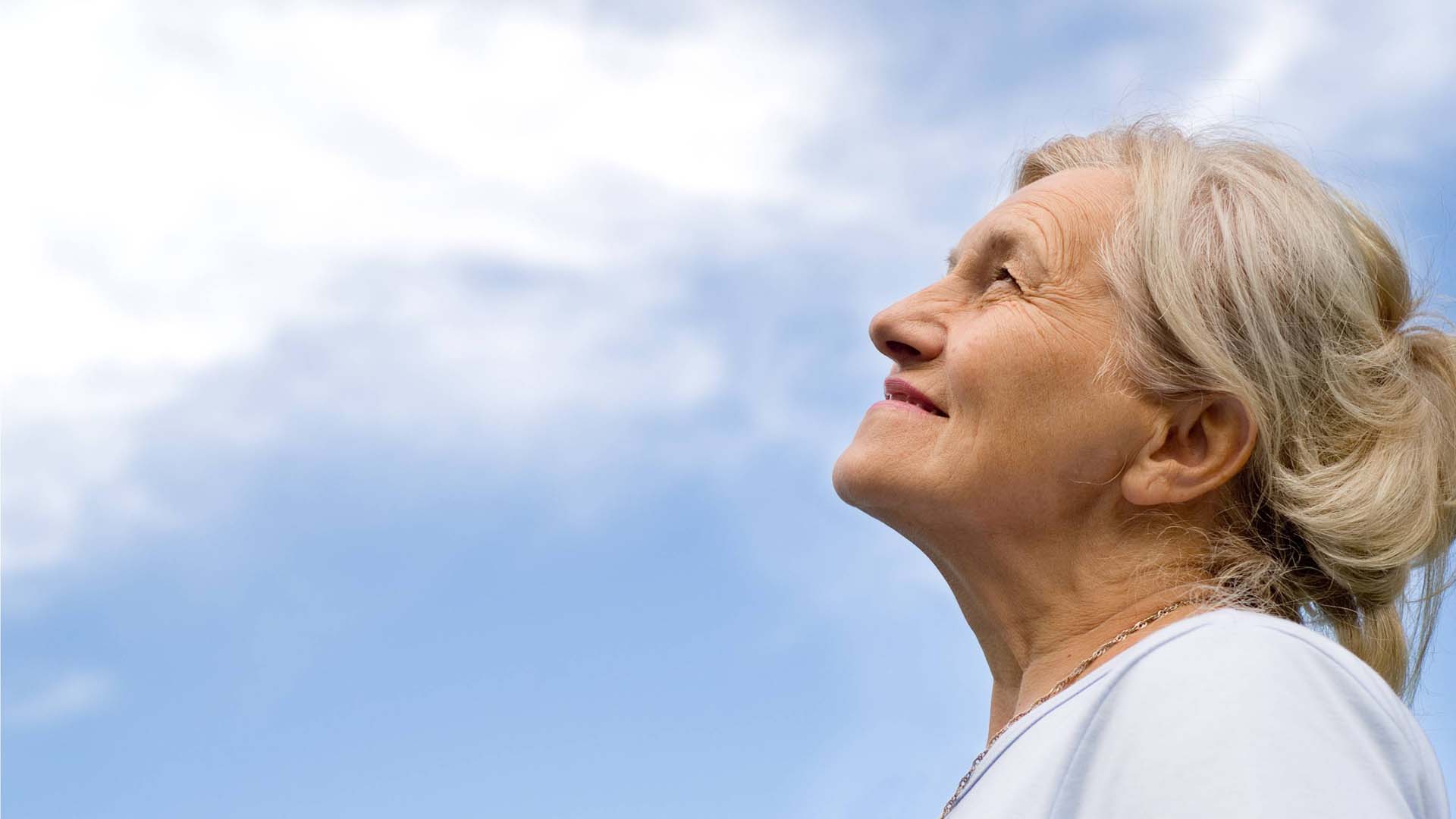 woman looking up at the sky