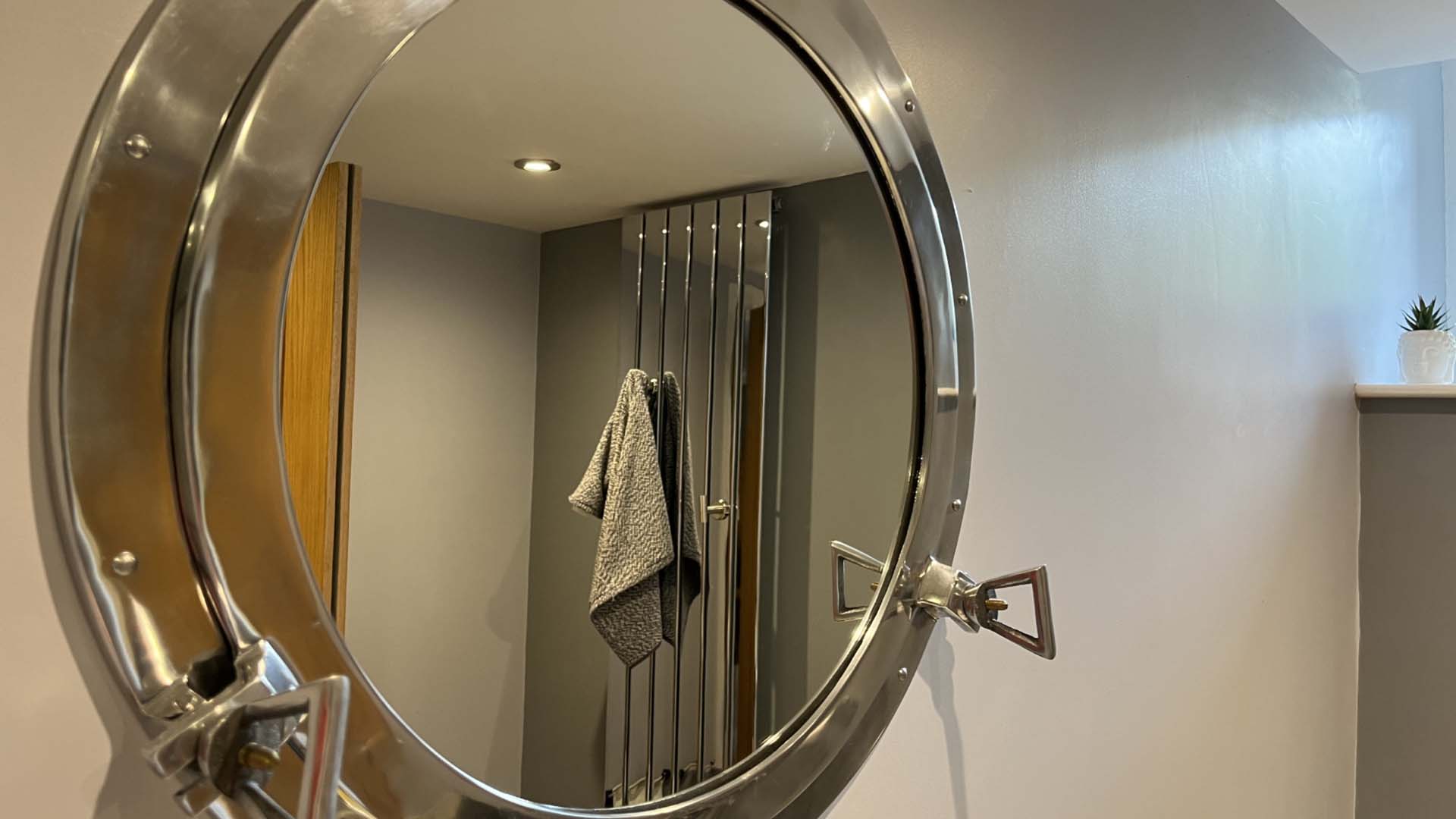 A round mirror in a bathroom