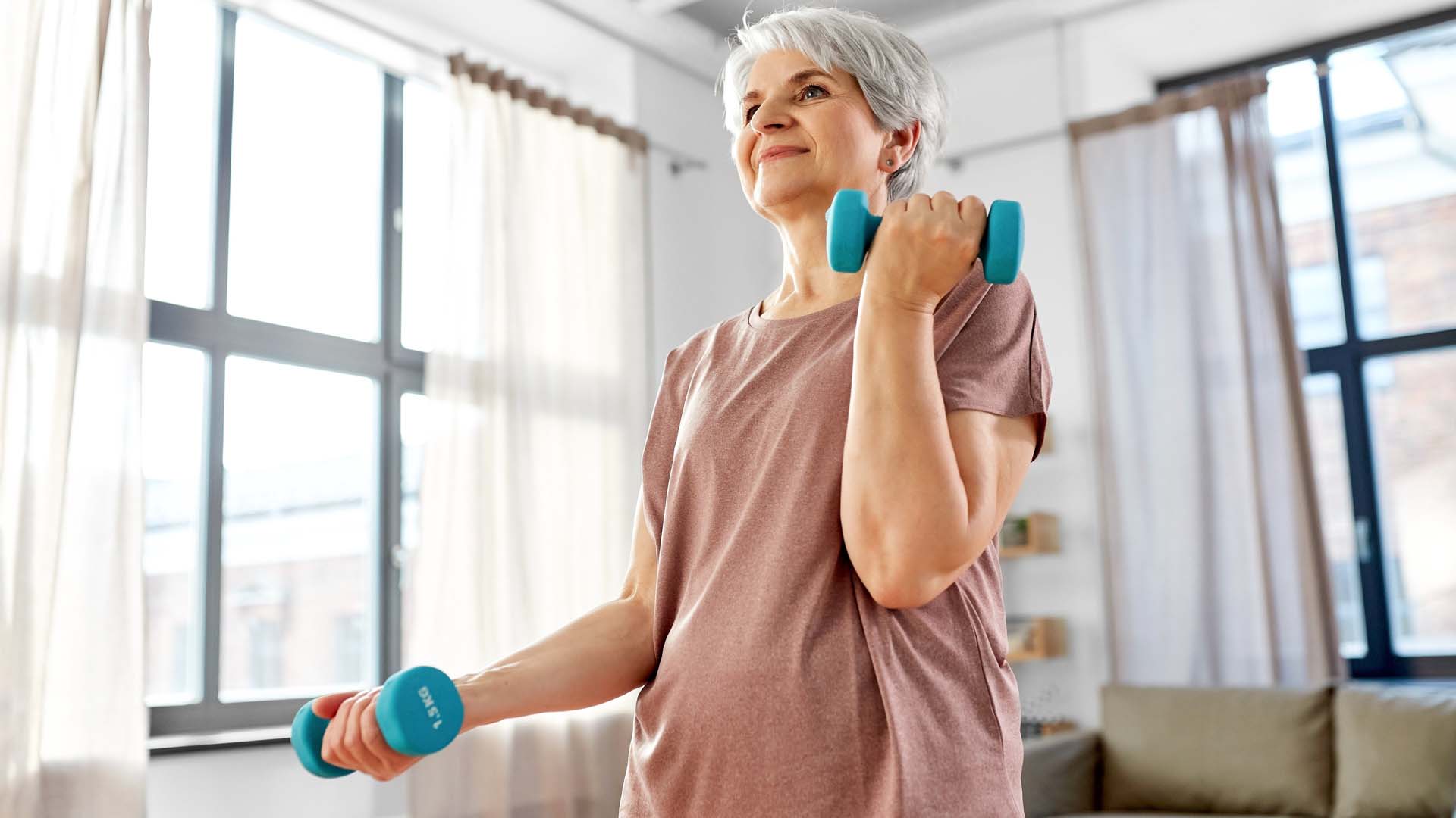 woman lifting a dumbell