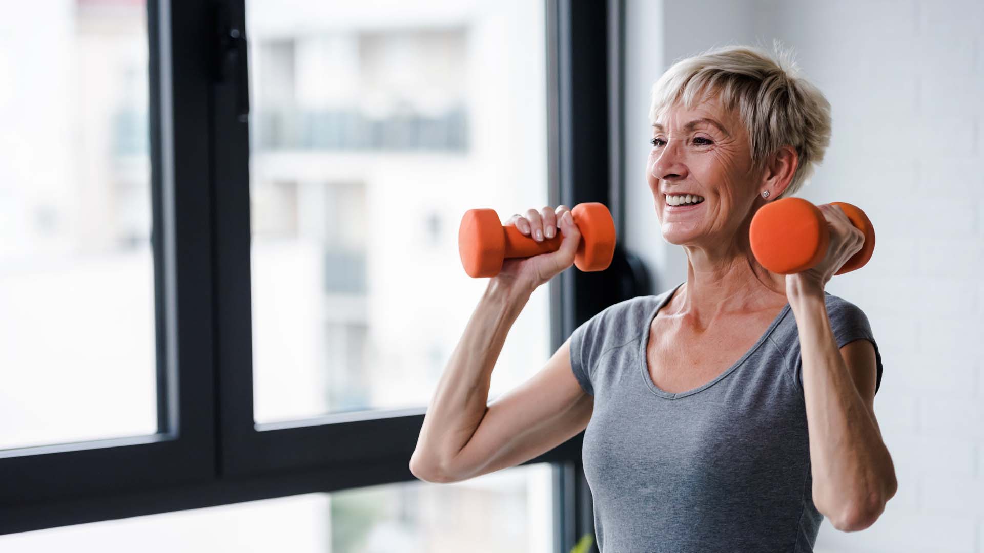 woman lifting two dumbells