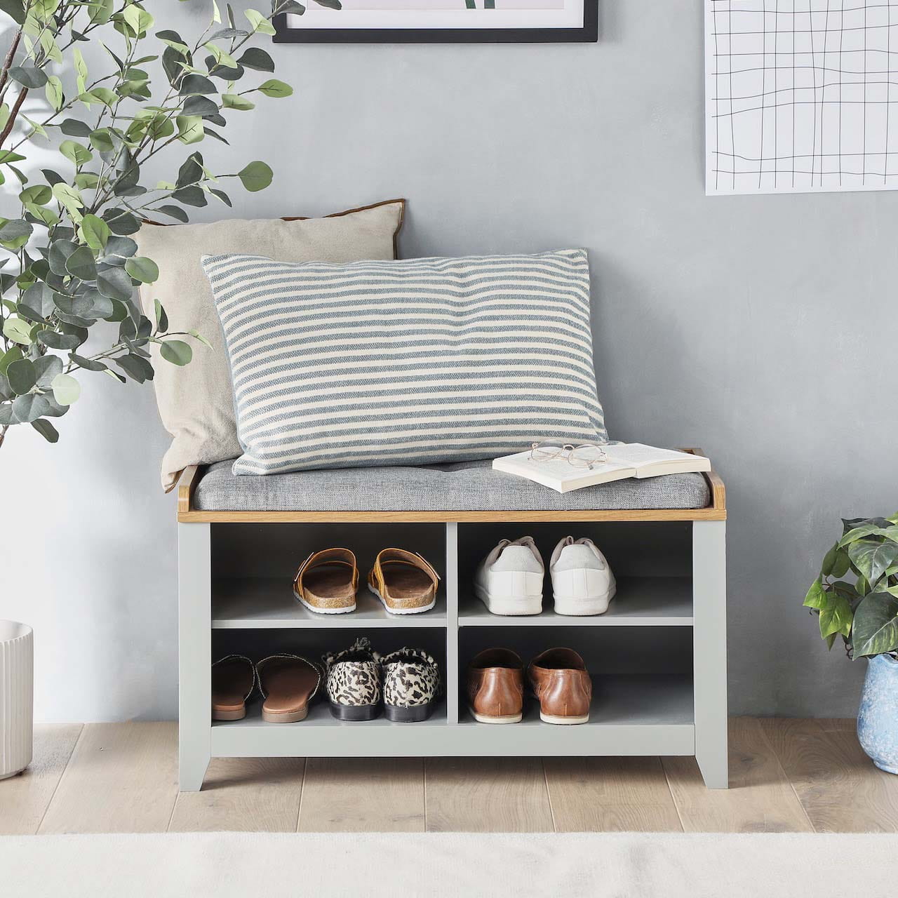 A small shoe bench with cushions