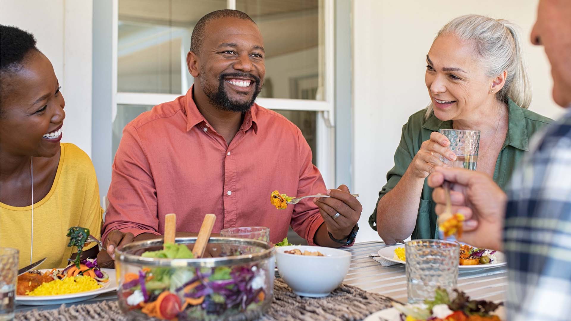  Friends eating and drinking healthily together 