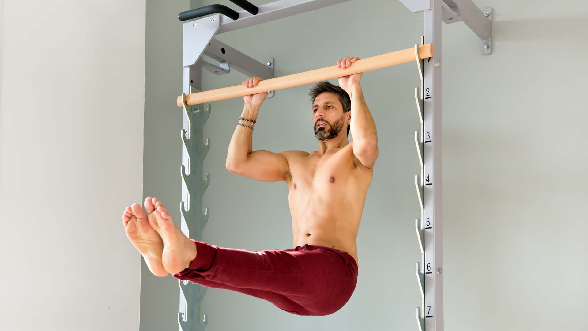 Man doing a hanging leg raise