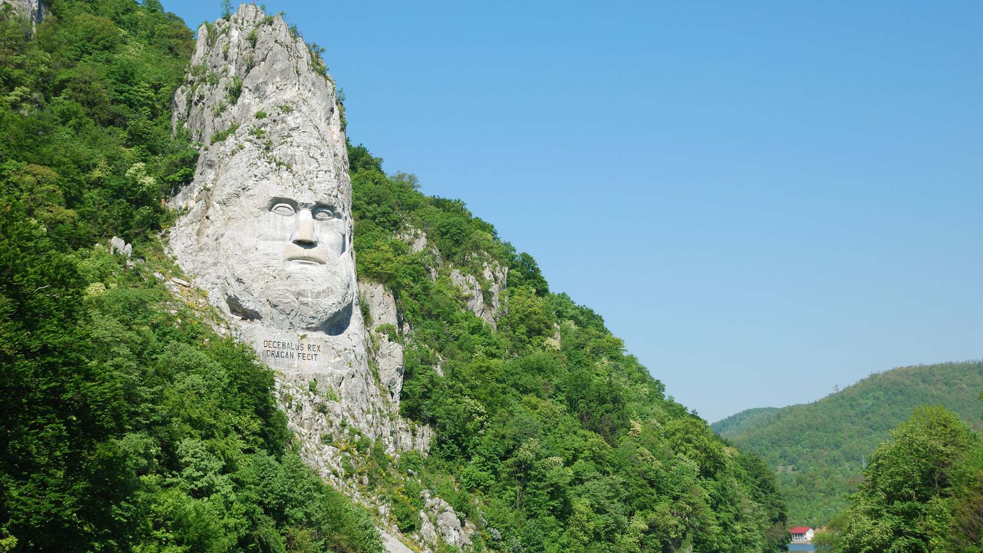 Decebalus statue and entrance in Mraconia gulf on Danube