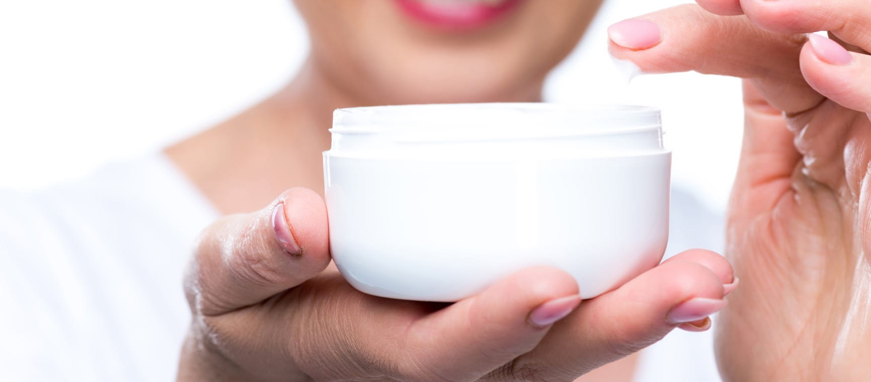 An older woman applying skin cream | Shutterstock/LightFieldStudios