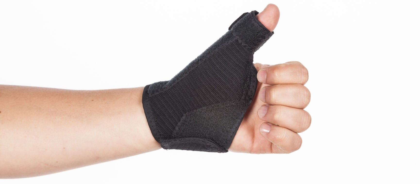 A hand wearing a thumb splint doing a thumbs up | Getty/Gonzalo Calle Asprilla