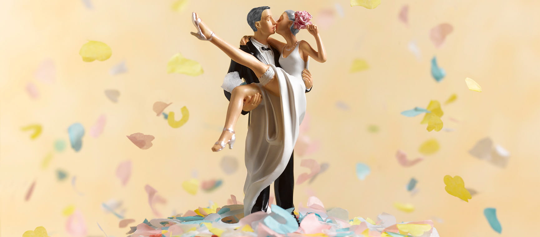 bride and groom cake toppers kissing
