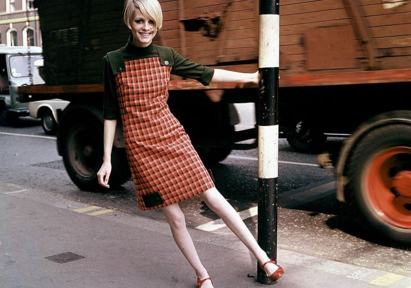 Twiggy in the past swinging from a lamppost