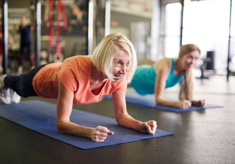 A woman doing a plank in the gym