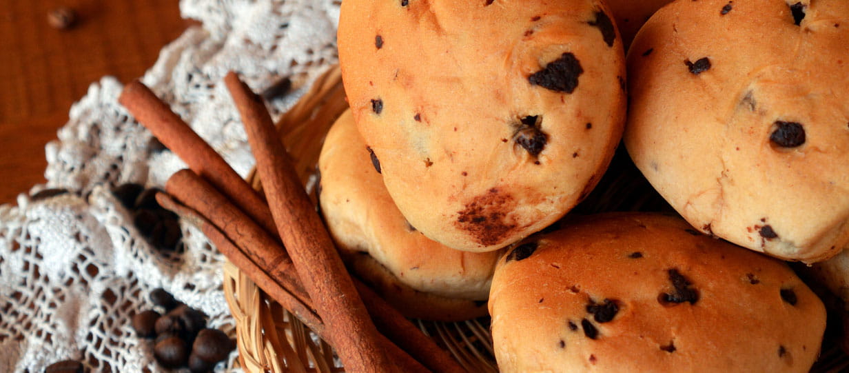 A basket with spiced Christmas tea buns